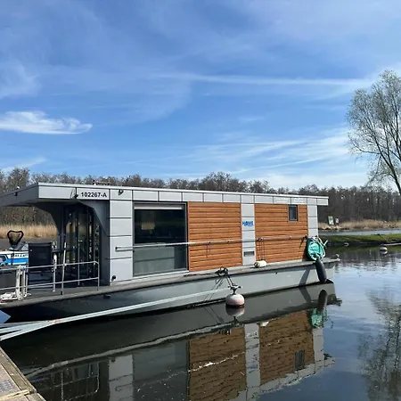 Hausboot Im Binnenhafen Ohne Fahrt Botel