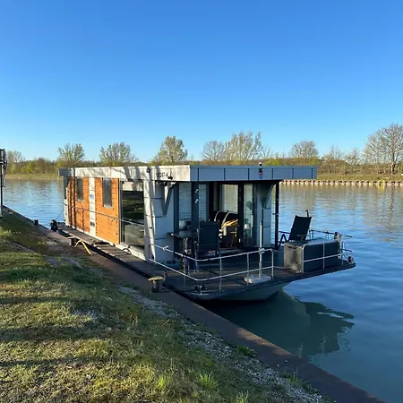 Hausboot Im Binnenhafen Ohne Fahrt *