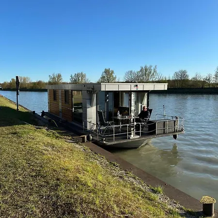 Hausboot Im Binnenhafen Ohne Fahrt * Anklam