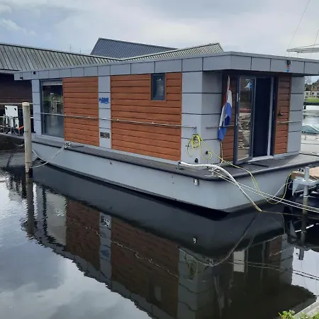 Hausboot Im Binnenhafen Ohne Fahrt * Anklam