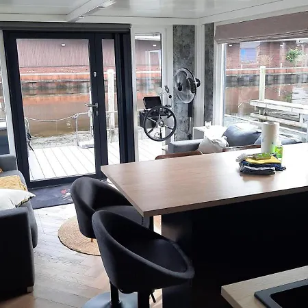Hausboot Im Binnenhafen Ohne Fahrt *
