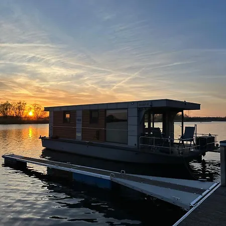 Hausboot Im Binnenhafen Ohne Fahrt 보트호텔